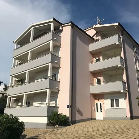 شقة Filip تروغير